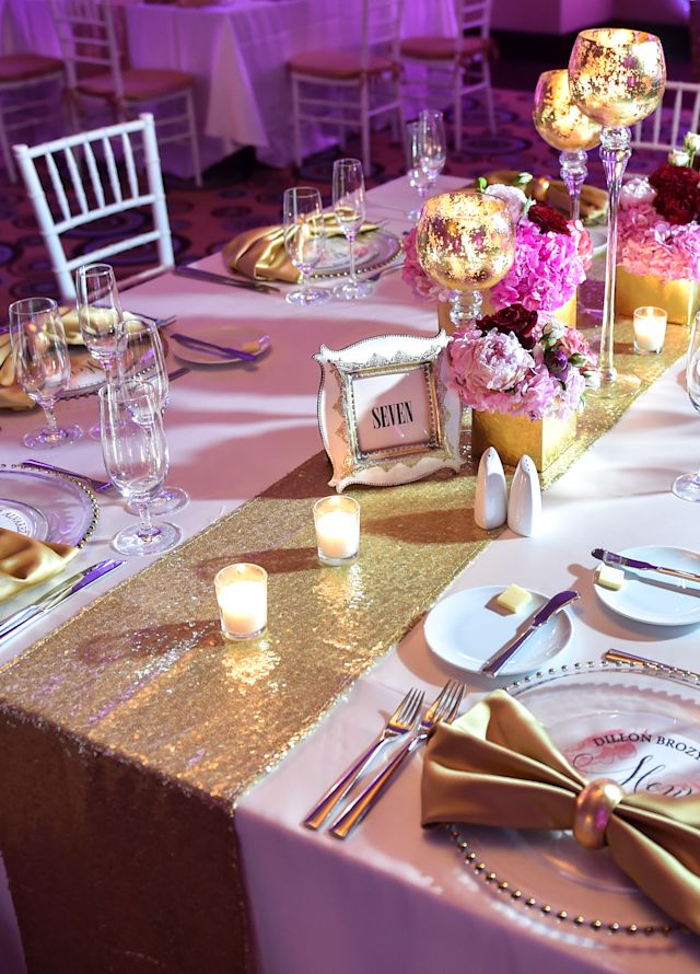 طاولة مهيأة لحفل زفاف