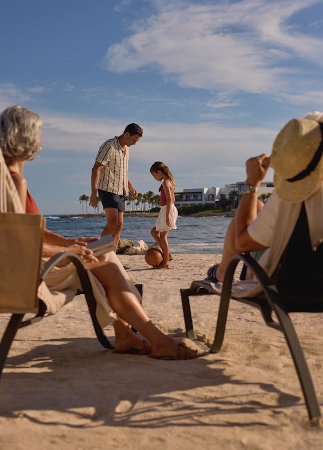 familie petrecând timp la plajă