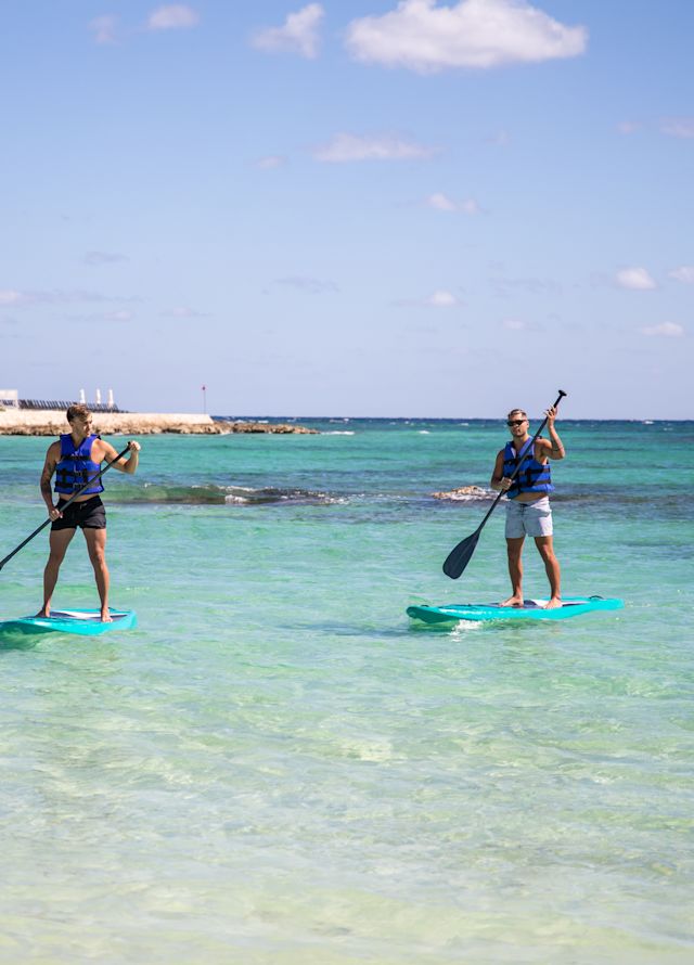 Oameni paddleboarding în ocean