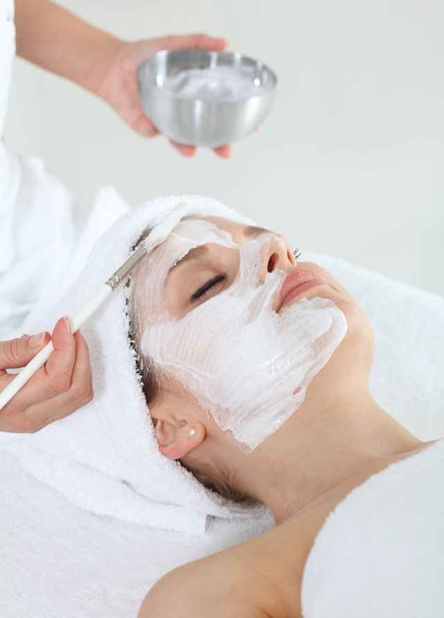 스파에서 페이셜 트리트먼트를 즐기고 있는 여성