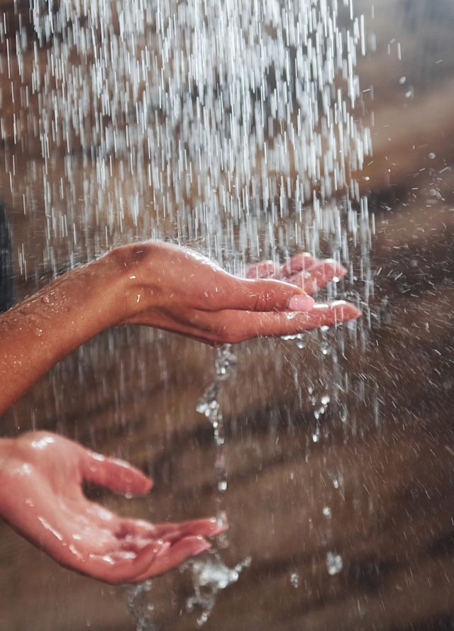 Elini su altında tutan kişi