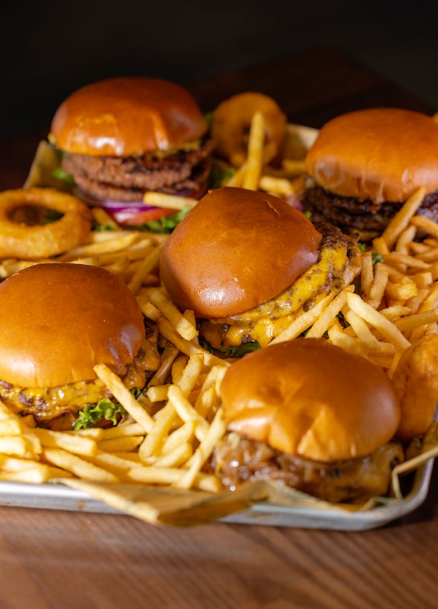 Burger und Pommes on Plate