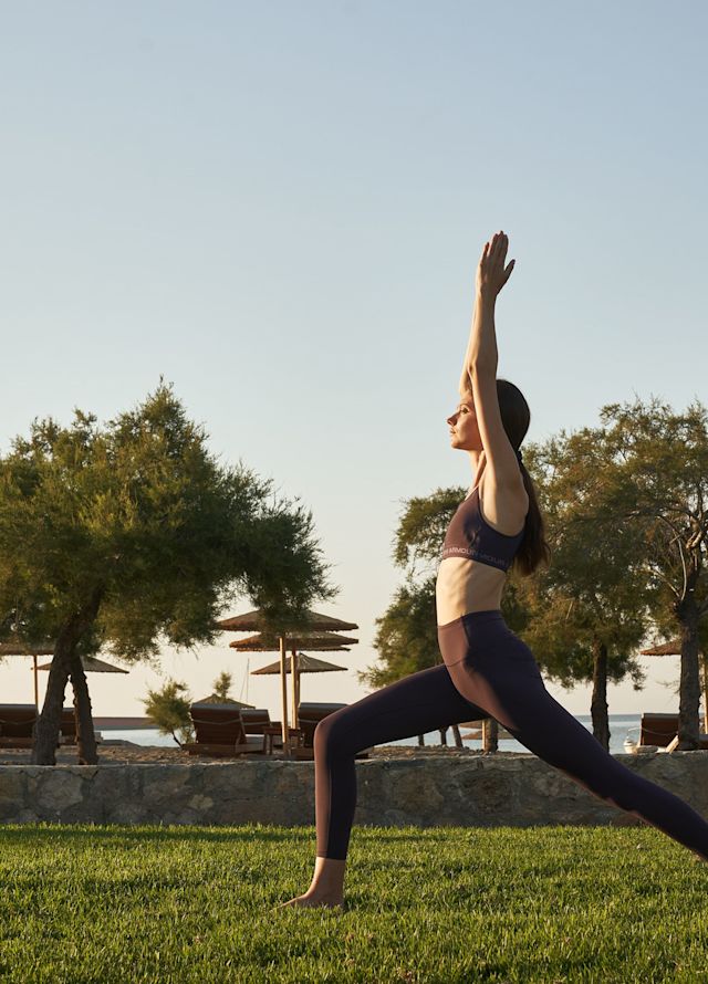 Mulher praticando yoga ao ar livre