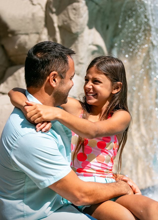 Padre e hija en la piscina Lagoon