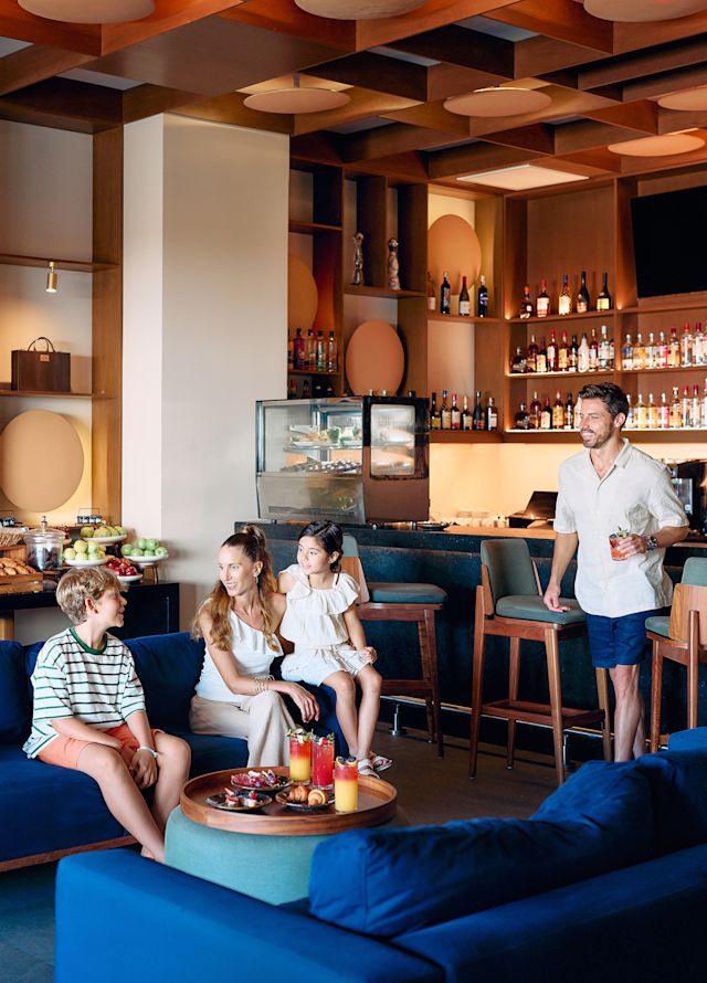 Familie care stă în lounge-ul Enclave.