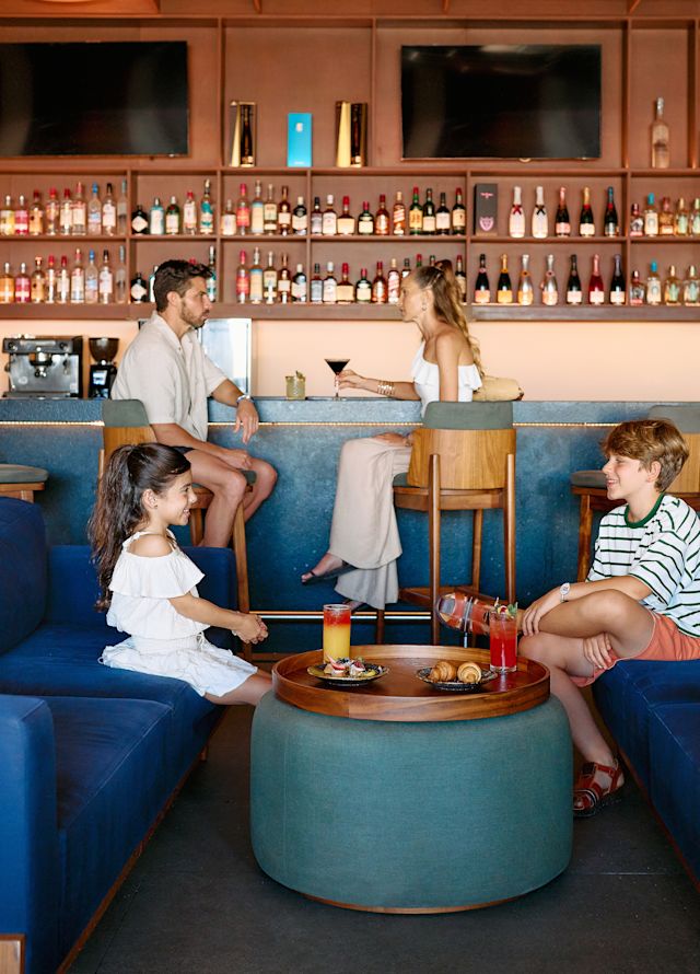 Une famille se prélassant au salon Enclave.