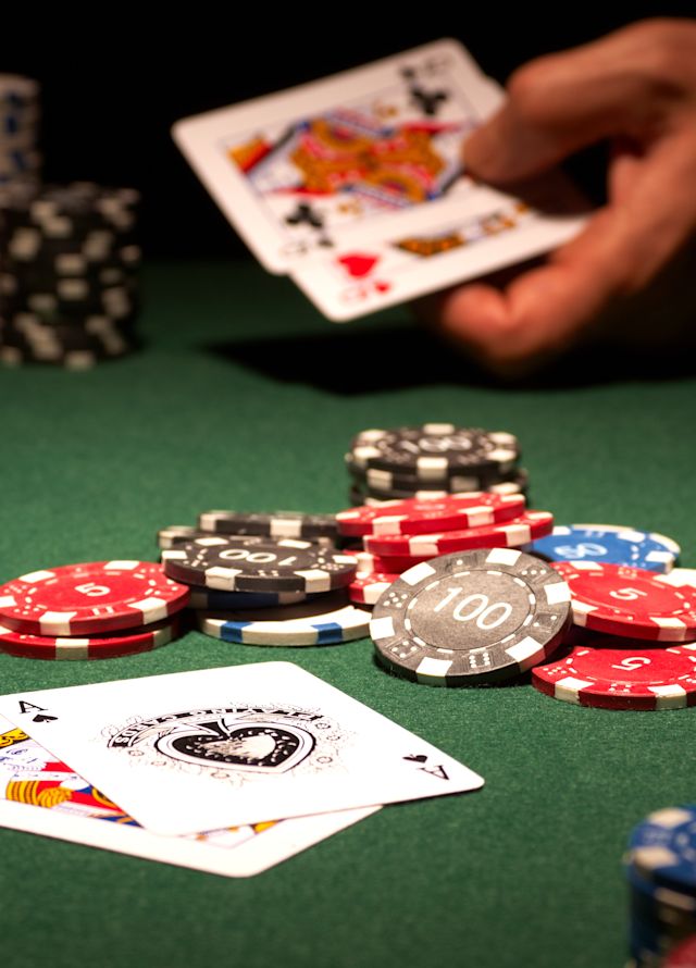 Table de cartes avec cartes visibles et jetons de jeu