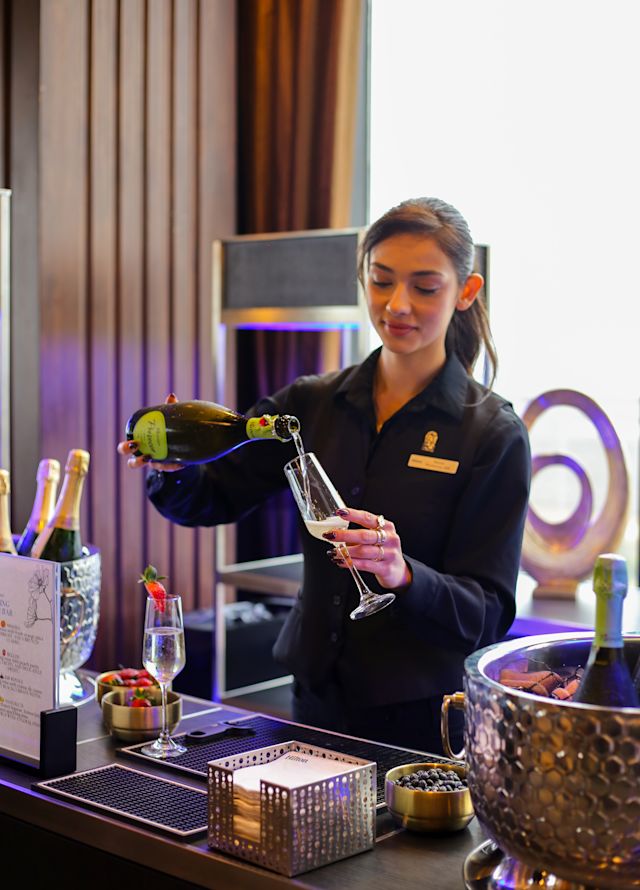 Barman serveert een drankje in een vergaderzaal