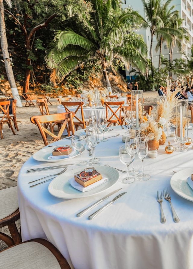 Club de playa para bodas, disposición de mesas para cenar en la playa para celebrar una boda