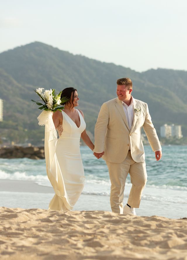 Beach Club para bodas, la novia y el novio caminando por la playa