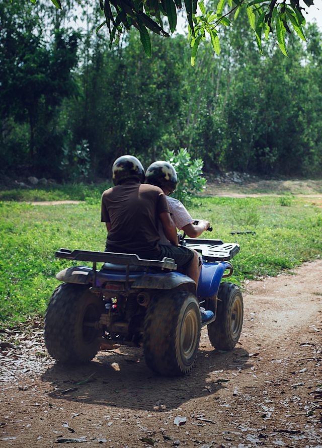 Personnes à quadruple vélo