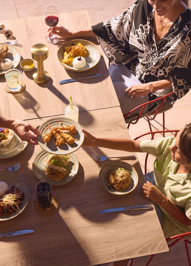 Mutter, Vater, Tochter und Sohn beim Abendessen