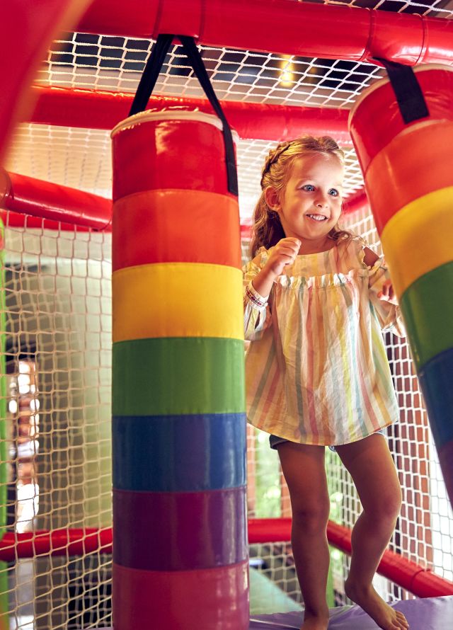 Kinder spielen in einer Spielstruktur im Innenbereich