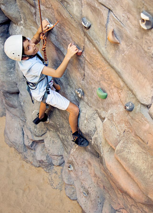 Kinder an der Kletterwand