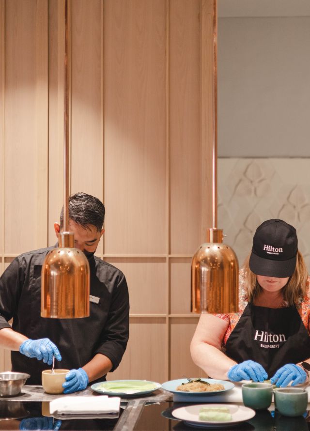 Menschen in der Küche, die einen Kochkurs abhalten