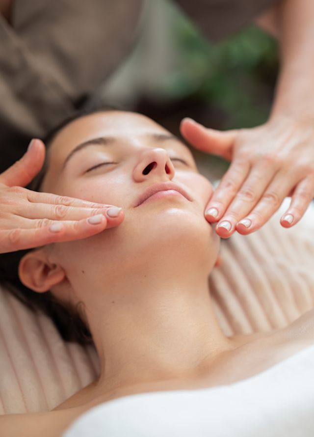 フェイスマッサージを受ける女性