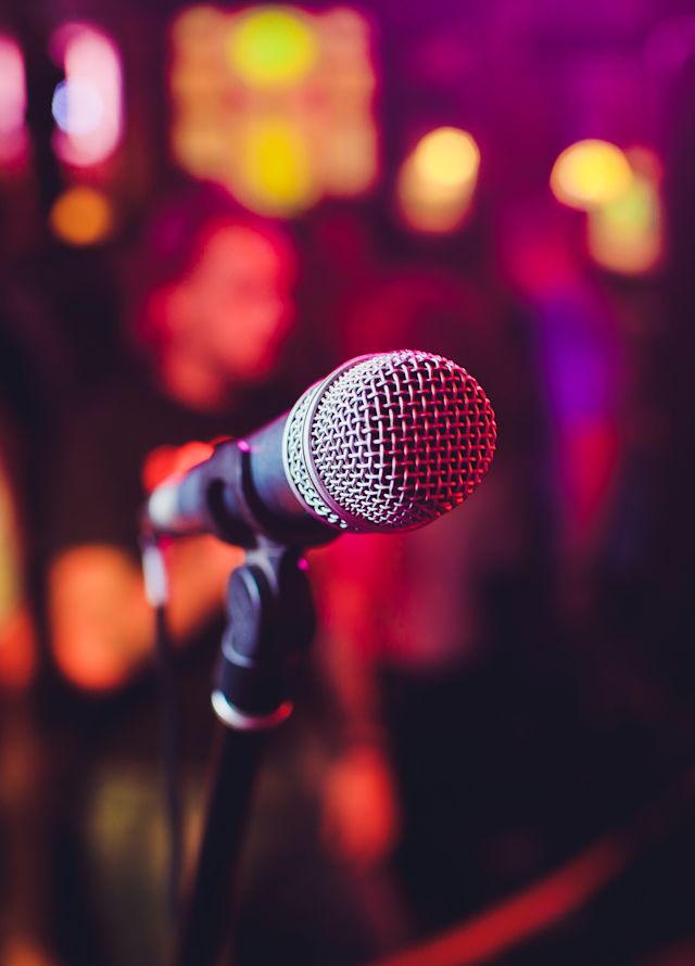 Gros plan sur le microphone sur scène