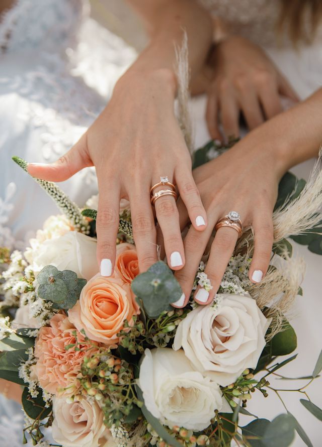 Kadın elleri buket üzerinde