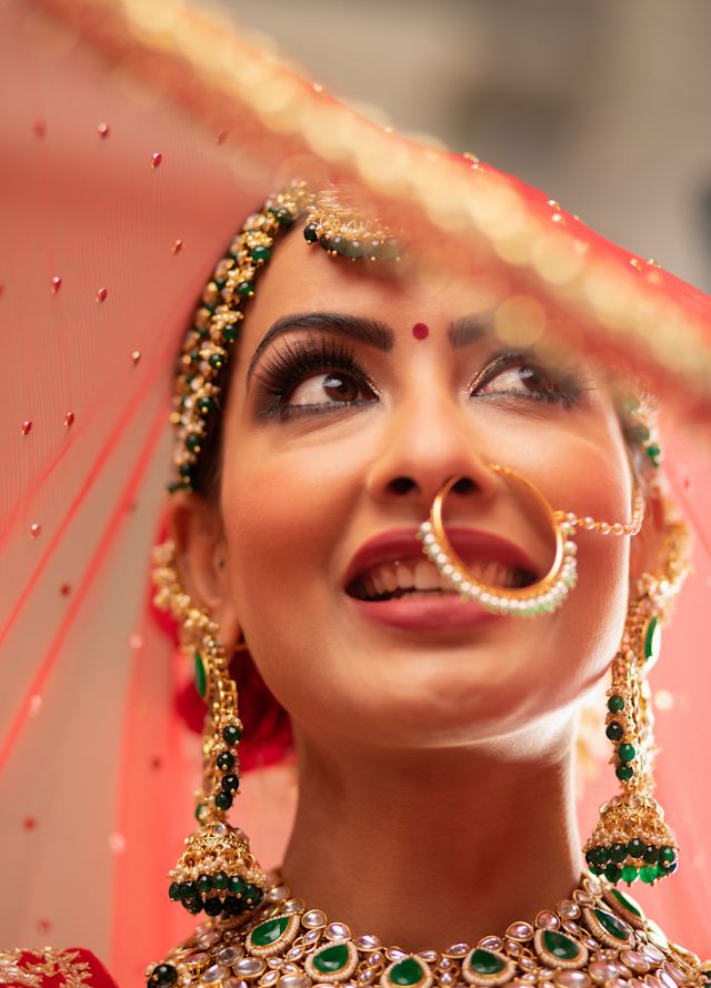 Geleneksel kıyafetler ve mücevherler giyen kadının yakın çekim fotoğrafı