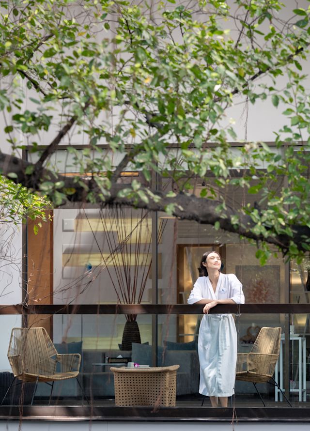 Femeie bucurându-se de priveliștea oferită de centrul spa eforea