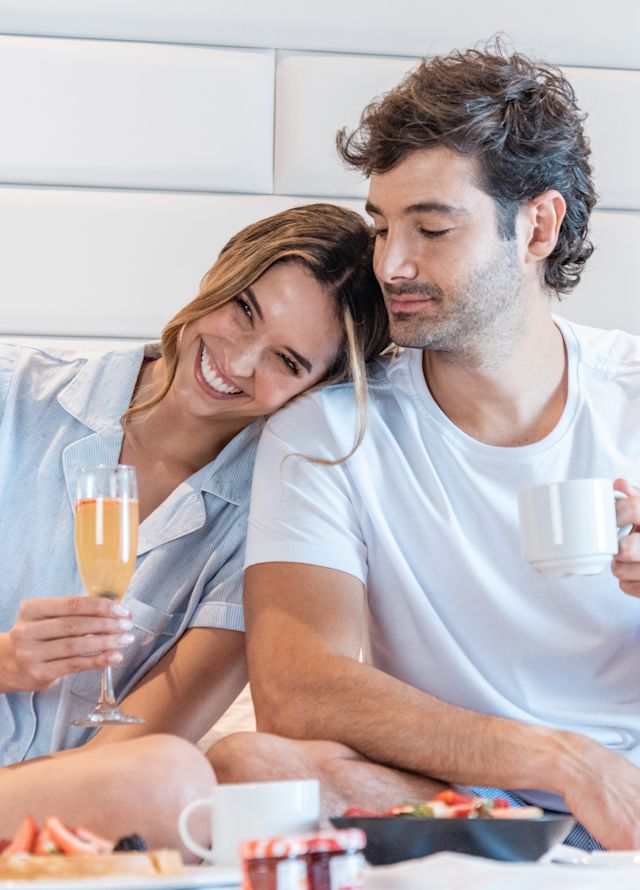 odada kahvaltının keyfini çıkaran misafir