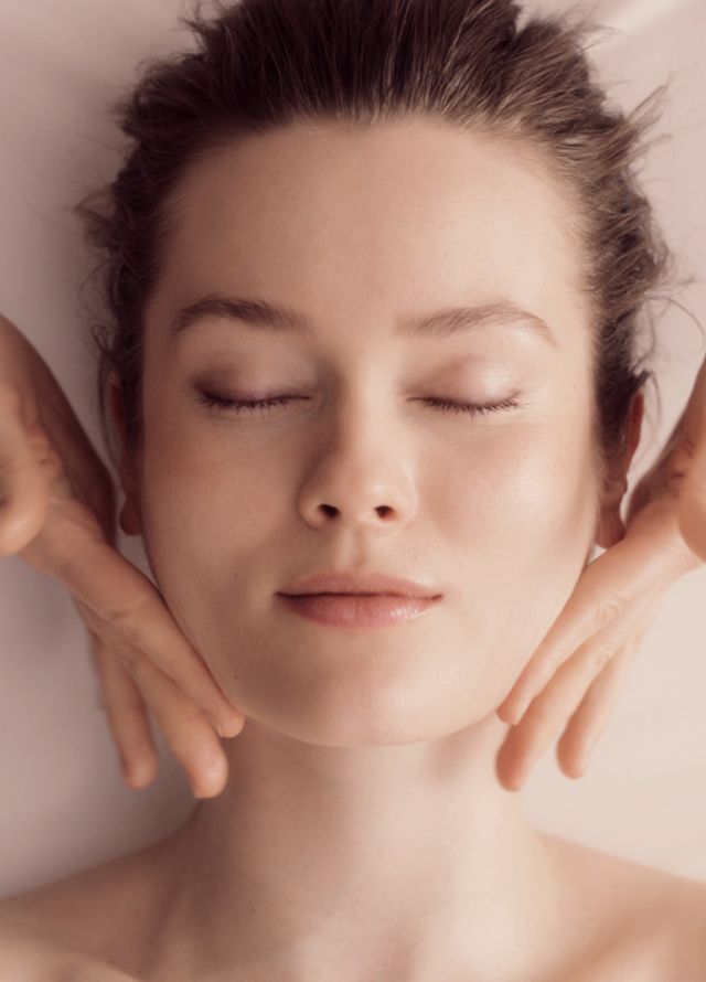Frau bei einer Gesichtsbehandlung im Spa Guerlain