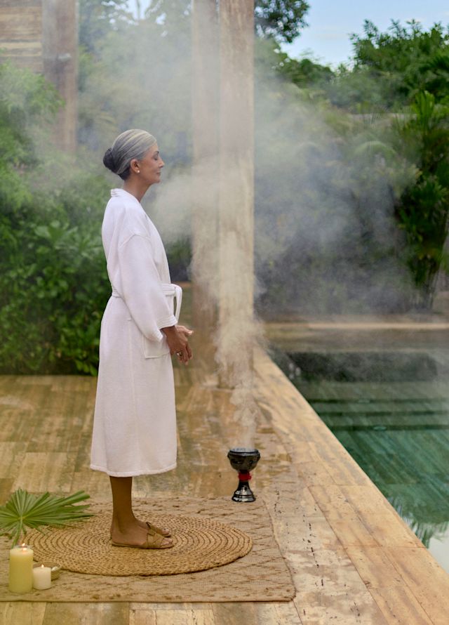 Femeie într-un halat de baie relaxându-se într-un centru spa