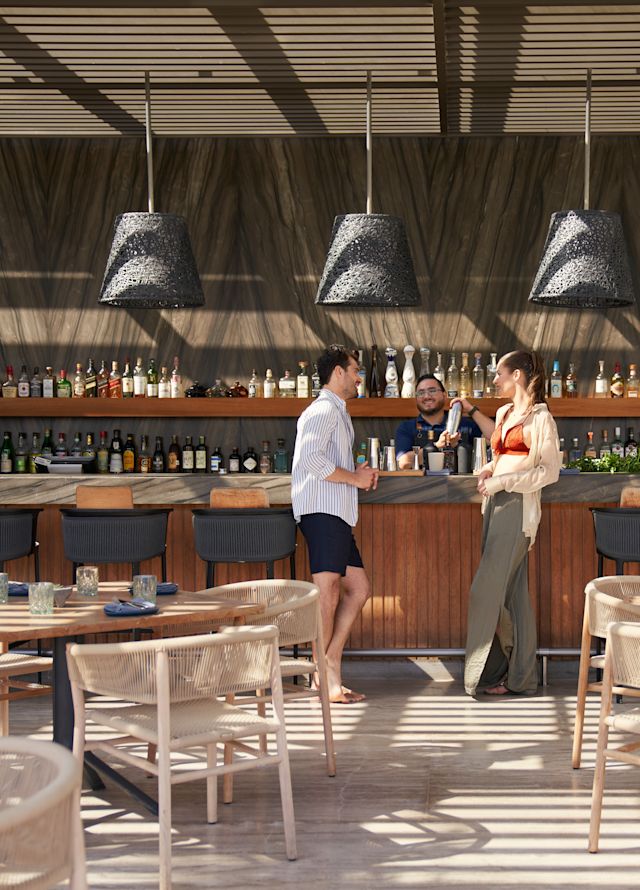 cuplu în interiorul hotelului