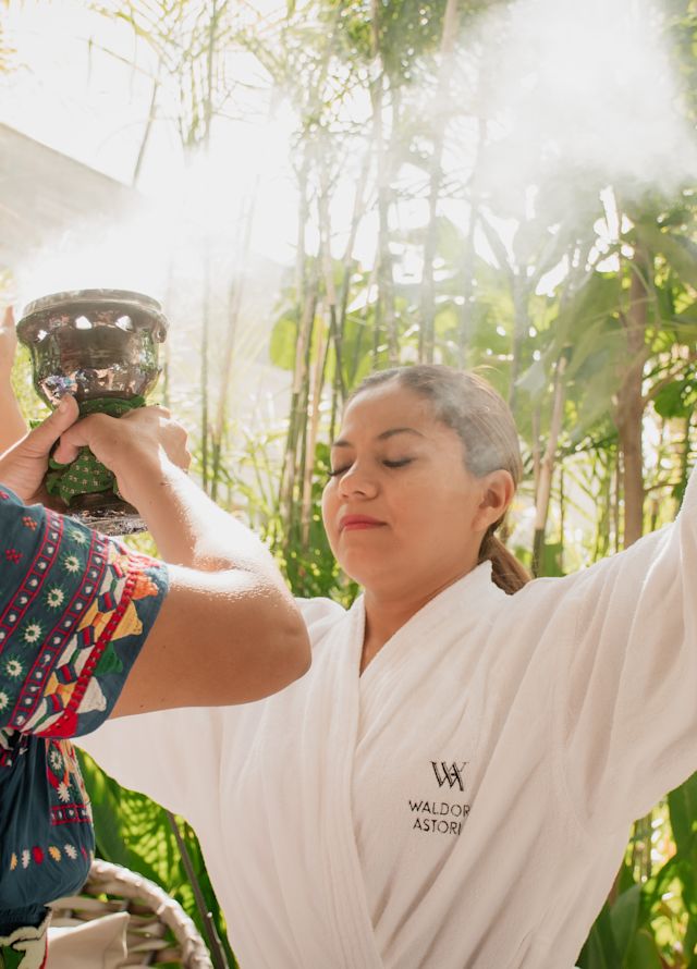 mulher fazendo sessão de cura nativa com hóspede