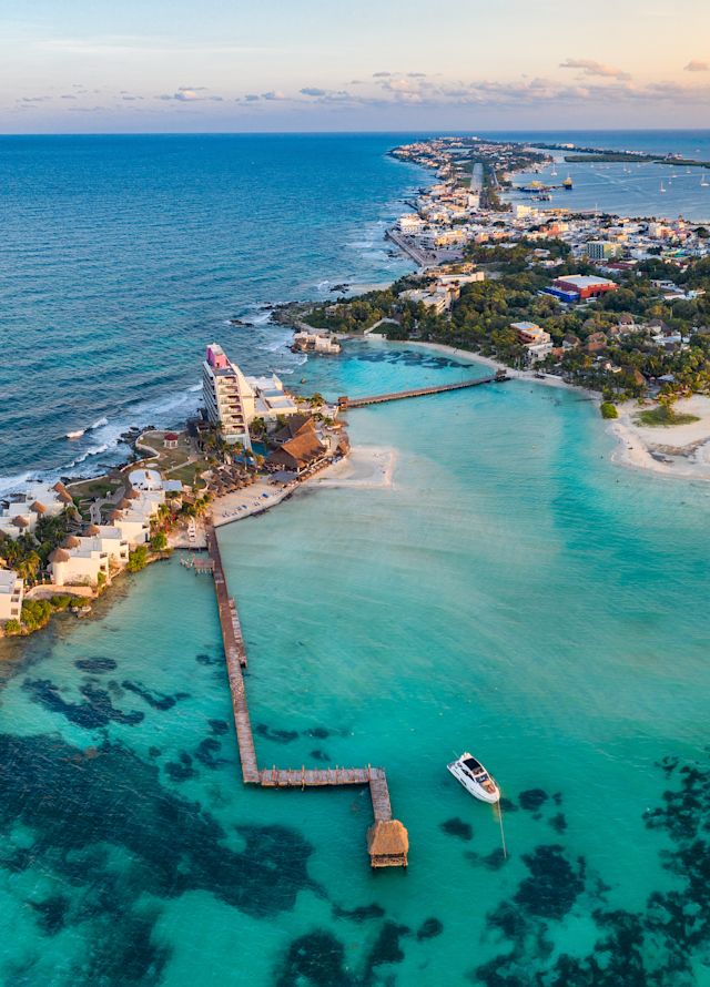 Imagine aeriană a clădirii insulei și a oceanului din jur