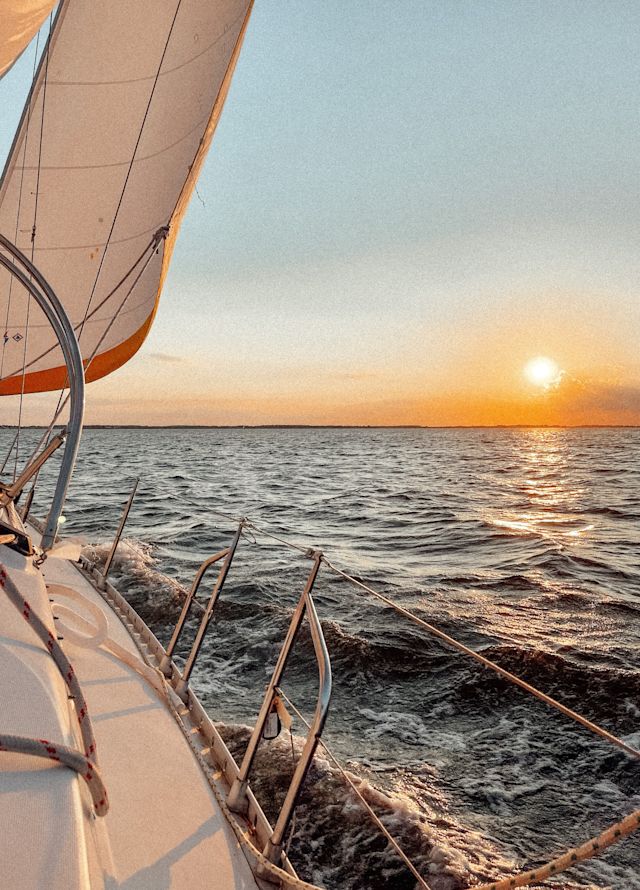 Iaht din lateral, pe ocean, la apus