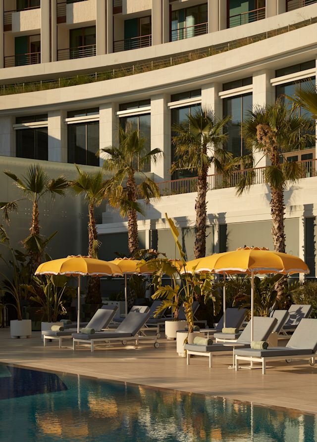 exterior do hotel, piscina ao ar livre, espreguiçadeiras, guarda-sóis