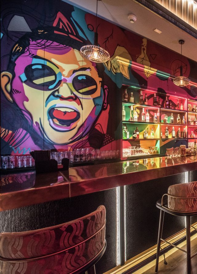 Bar met drankjes en neonverlichting