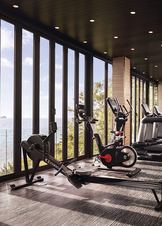 Fitnesscenter mit modernen Fitnessgeräten