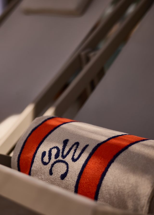 Zwei Liegestühle mit Markenhandtüchern