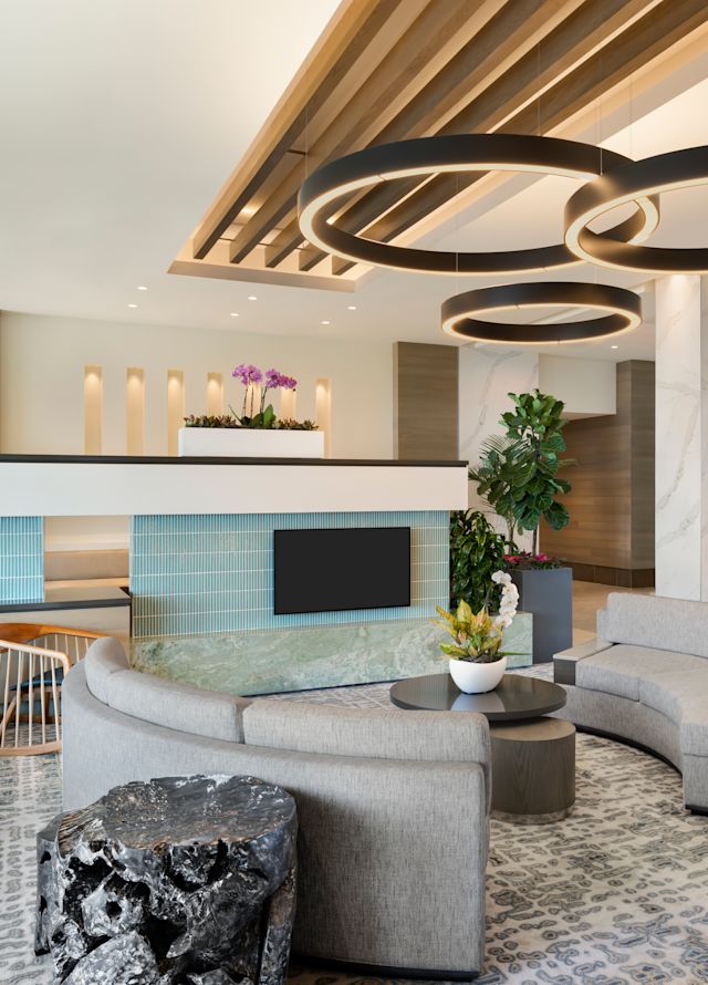 area duduk lobi dan jajanan depan