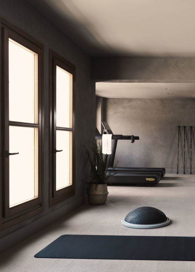 Academia de ginástica com aparelhos aeróbicos e tapete