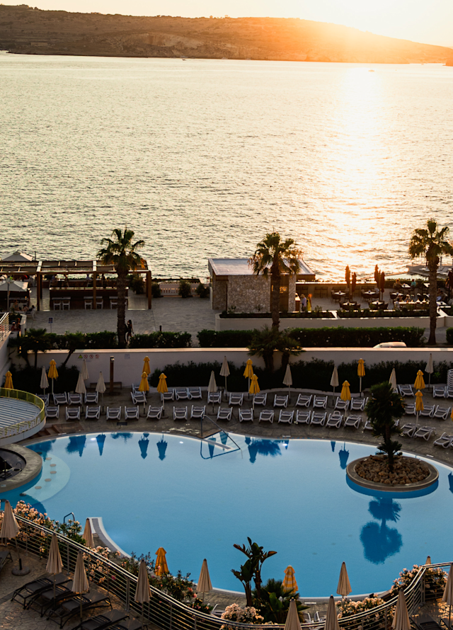 Basen hotelowy o zachodzie słońca