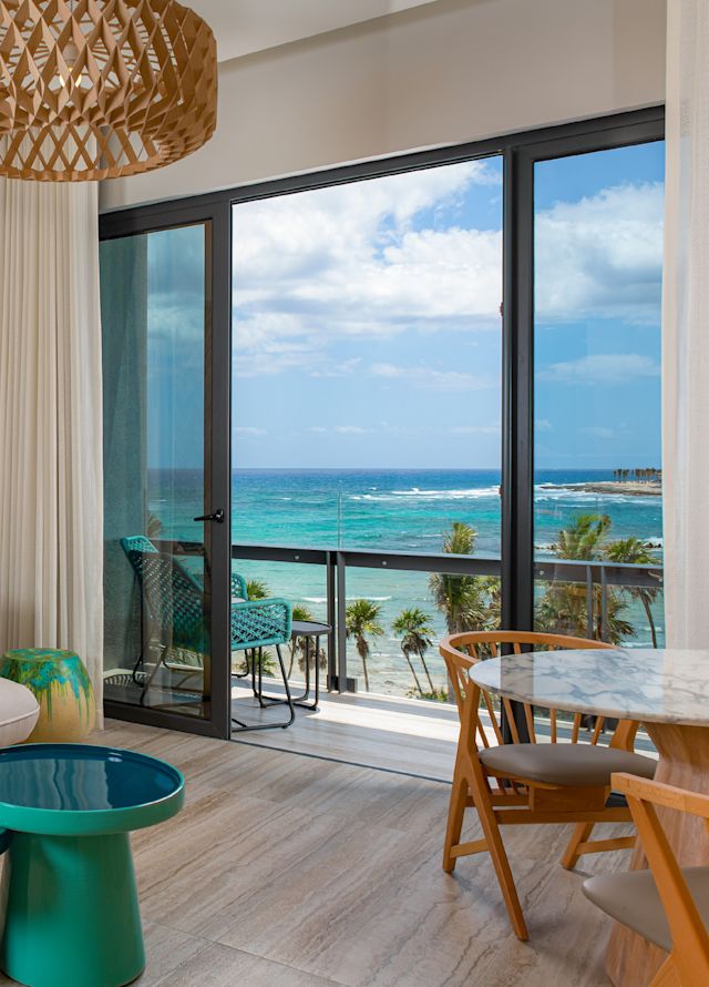 스위트 거실 공간 및 바다 전망의 발코니