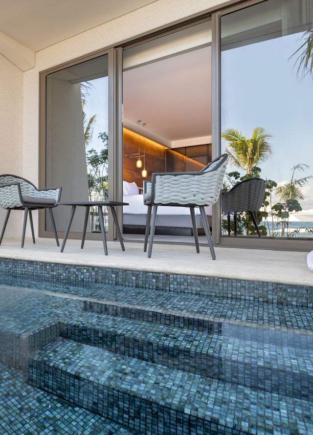Guestroom With Swim Up Ocean Front View