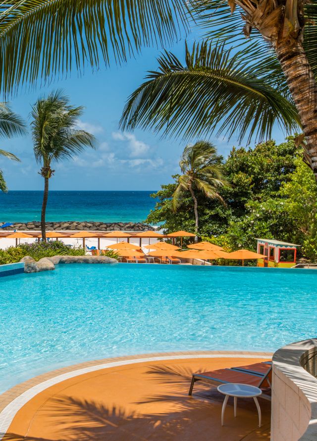 Piscine à débordement près de l'océan de l'hôtel Hilton Barbados