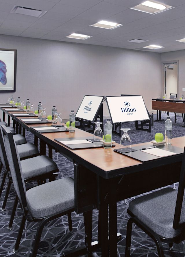 sală de conferințe cu configurație și scaune în formă de U