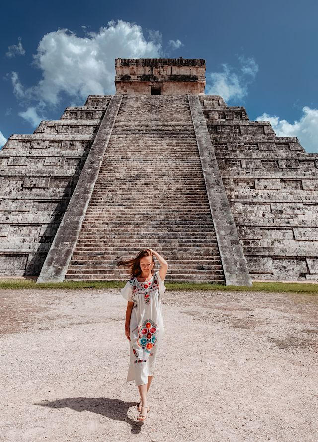 femme devant la pyramide