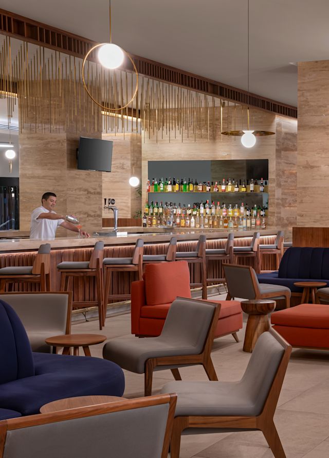 zonă de luat masa cu scaune și mese