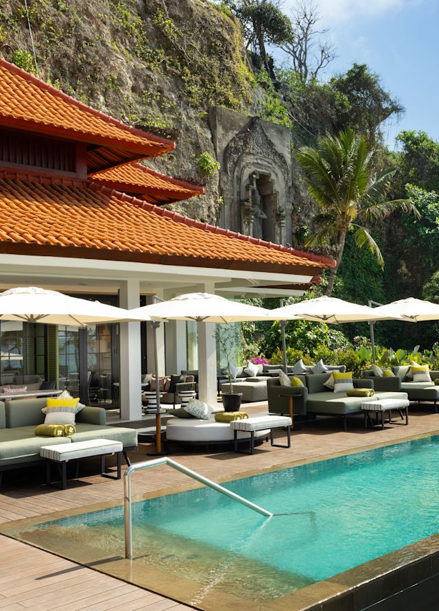 Elara Seaside Lounge & Bar