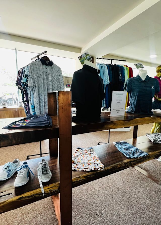 Gambar toko peralatan golf dengan manekin yang mengenakan pakaian golf