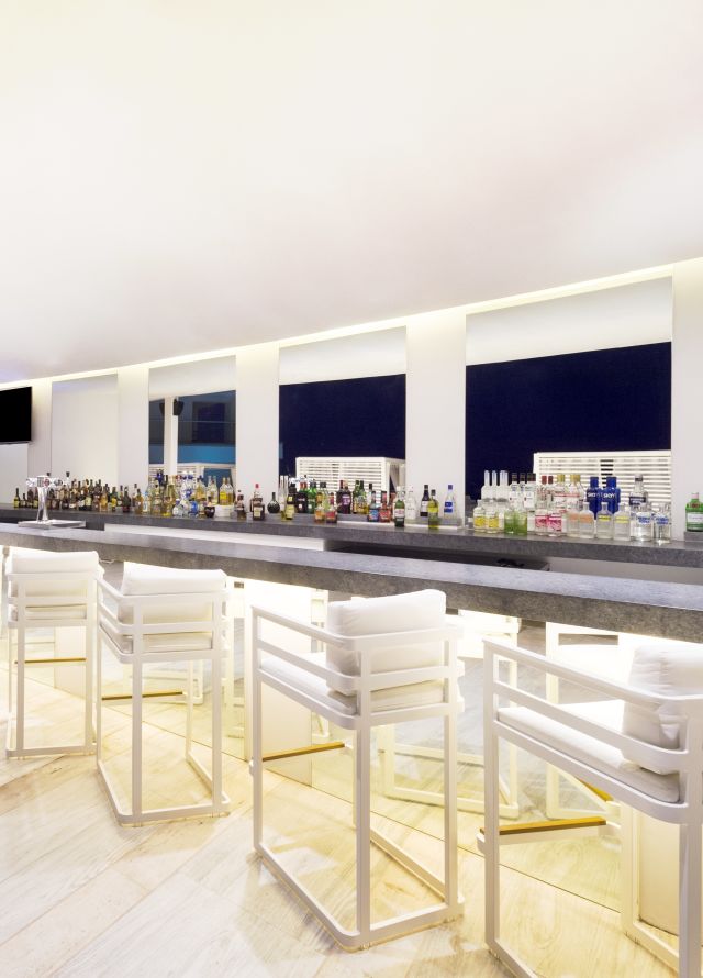 Oturma alanı bulunan Divina sky bar tezgahı