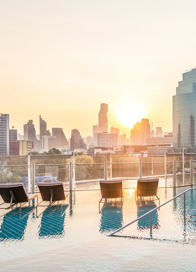 piscină exterioară pe acoperiș și vedere spre oraș