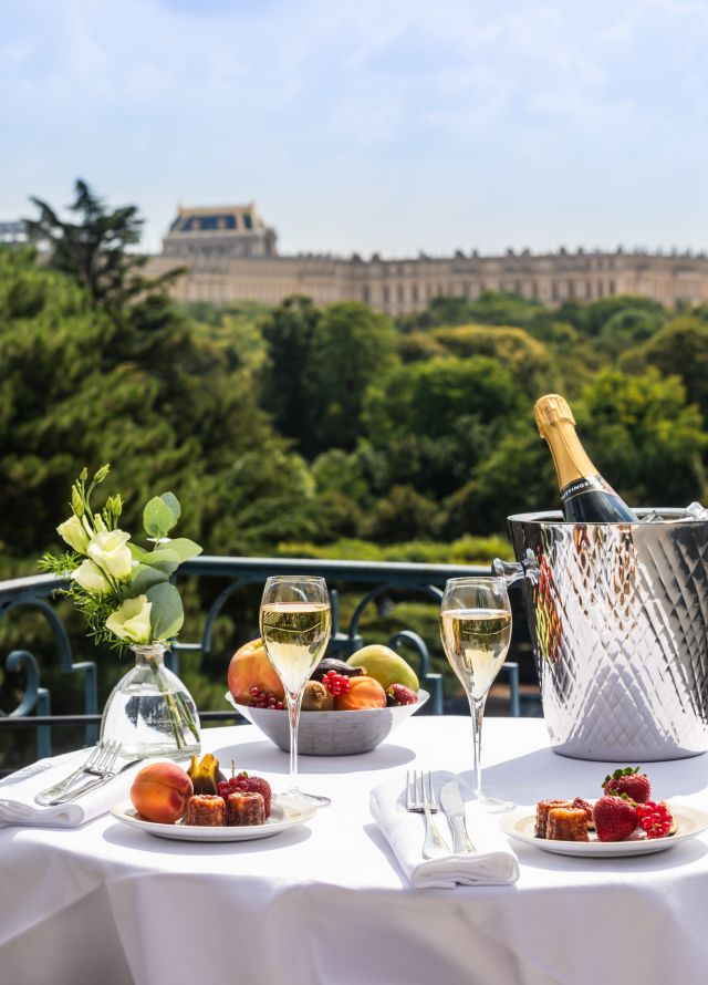 Tisch mit Gläsern Champagner und Obst