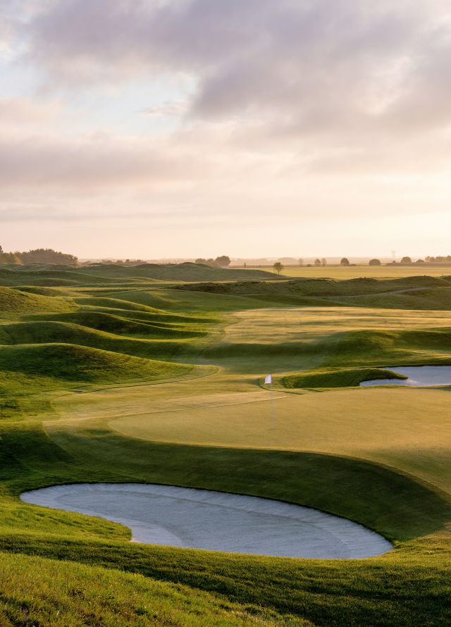 Golfbaangroen omgeven door bunkers